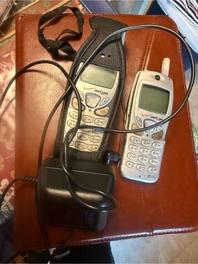 LG Silver and Black Verizon Flip-Style Duo with Charger. Vintage